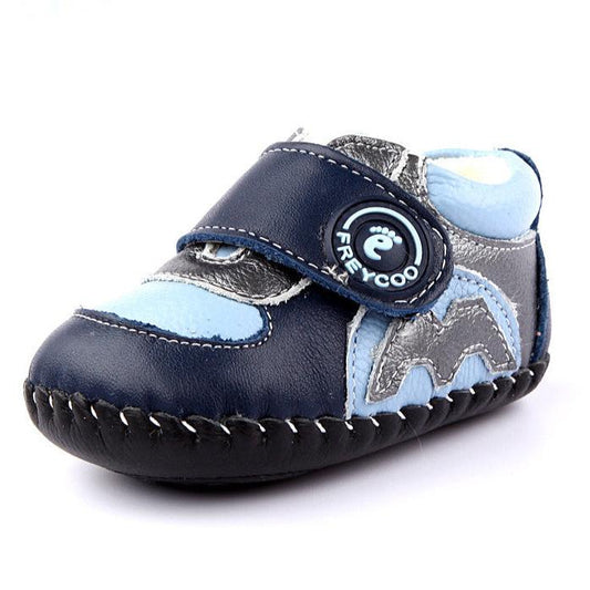 Plush-lined kids' shoes for daring adventures. Mixed-panel design in navy and light blue. Stylish, comfortable, and sporty toddler footwear